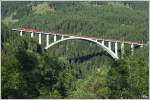 Eine Lok der BR 1216 und eine 1116, berqueren mit einem Gterzug die Pfaffenberg-Zwenberg Brcke auf der Tauern Sdrampe.