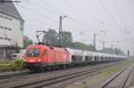 1116 056 mit einem Kesselwagenzug bei der Durchfahrt in Strakirchen, 16.08.2012