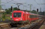 Der EC von Wien West handelte sich am 07.07.2006 eine Zwangsbremsung in Frankfurt-Niederrad ein und damit hielt die nachfolgende S7 sowie die berfhrung eines Zuges von Frankfurt (Main) Hbf-Auenbahnhof (Abstellanlage der S-Bahn) nach Frankfurt (Main) Flughafen-Regiobahnhof auf. Der Sandwich-EC war mir den 1116 014-0 (vorn) und 1116 023-1 (im Bild) bespannt. Irgendwie war es auch ein schnes Abendlicht mit Sonne und ringsherum Gewitterwolken. Dafr verzichtet man auch gerne auf  Elefant, Tiger & Co  (MDR, freitags, 19:50).