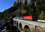 1116 190 mit EC 102  Polonia  von Villach nach Warschau am 31.10.2012 am Krausel-Klausen-Viadukt nahe Breitenstein.
