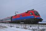 Die E-Lok 1116 013 der Rail Cargo Hungaria einem Tochteruntenehmen der RC Austria Group vor einem Personenzug bei bersee am 08.12.12.