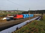 Die 1116 077 mit einem Gterzug am 24.12.2012 unterwegs bei Pndorf.