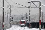 Dreifachbespannung vor einem Getreideganzzug, Richtung Stadlau an einem tief verschneiten Wintermorgen kurz vor Wien Praterkai.