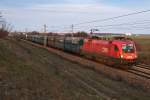 1116 108 vor dem PKP cargo Ganzzug im allerletztem Abendsonnenlicht des Tages, fotografiert am 10.04.2013 zwischen Helmahof und Deutsch Wagram, um 18:55.