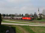 Die 1116 140 mit einem Autozug am 21.04.2013 unterwegs bei Stephanskirchen.
