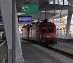 Durchfahrt eines kleinen Lokzuges durch Wien Hbf: 1144 121 zieht  Manfred  alias 1116 193. Aufgenommen am 12.05.2013.