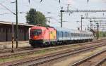 1116 060 bei der Einfahrt mit einem Reisezug in den Bahnhof Sopron.