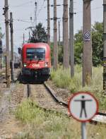 1.8.2013: 1116-137 durchquert Wien-Senbrunn mit einem leeren Gterzug im Schlepptau.