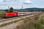 1116 104 ist mit dem OIC 868 unterwegs nach Innsbruck. Die Aufnahme entstand am 22.09.2013 einige Kilometer vor dem Aufenthalt in Tullnerfeld, kurz nach Chorherrn.