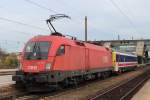 1116 097 mit dem Oberbaumesszug von Tulln an der Donau (Tu) ber die Wiener Vorortelinie, Bheimkirchen (Bh), Traun (T) nach Passau (Pa), hier zum sehen bei einem lngeren Betrieblichen Aufenthalt im Bahnhof Wels (We); am 04.11.2013