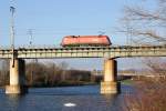 1116 084-5 fhrt am 01.Dezember 2013 kurz nach der Hst. Lobau auf der Brcke ber der Neuen Donau in Richtung Erdberg.