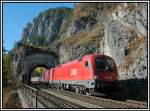 1116 271 an der Spitze des  OEC 556  sterreichisches Umweltzeichen  von Graz nach Wien bei der Durchfahrt des Krausel-Tunnel kurz vor Breitenstein am Semmering am 26.10.2006. Normalerweise wird mit diesem Zug Di. - Sa. eine 1142 von Graz nach Wien rckberfhrt. An diesem war der Zug allerdings mit einem 1116er Tandem bespannt.