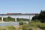 ÖBB Taurus überquert mit einem umgleiteten Güterzug die Großhesseloher Brücke in München.