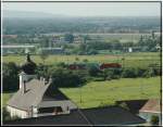 Blick von den Weinbergen in Gumpoldskirchen auf die Sdbahn. Eine Doppelstockgarnitur, gezogen von einer 1116, ist am 15.7.2006 gerade unterwegs nach Wiener Neustadt.