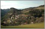 Blick auf Breitenstein am Semmering. IC 536  Jaques Les Mans  von Villach nach Wien durchfhrt am 25.11.2006 den Bahnhof Breitenstein. Liks im Bildhintergrund zu sehen. Die  Kalte Rinne , das hchste Viadukt der Semmeringbahn.