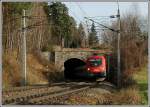 1116 166 mit dem IC 537  Europ. Computerfhrerschein  bei der Ausfahrt aus dem Klamm-Tunnel nach der Station Klamm-Schottwien am 25.11.2006.