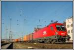 1116 053 bei der Durchfahrt des Grazer Hauptbahnhofes mit einem Containerzug Richtung Sden am 23.11.2006.