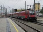 ÖBB 1116 223 schiebt die Railjetgarnitur (RJ) aus Zürich Hbf nach Budapest-Keleti aus Linz Hbf.