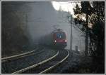 Aus dem Morgennebel taucht am 25.11.2006 1116 210 mit ihrem R 2353 von Bernhardsthal nach Payerbach-Reichenau auf.