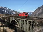 Die 1116 195 mit einem Güterzug am 10.01.2015 unterwegs bei Angertal.