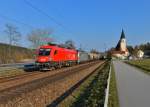 1116 110 + 193 811 mit einem Getreidezug am 15.03.2015 bei Hausbach.