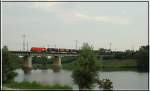 Lok der BR 1116 bei der Querung der Donau mit einem Kesselwagenganzzug im Bereich Wien Lobau am 21.7.2006