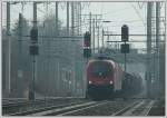 Dunst und Gegenlicht - das war die Ausgangsbasis bei dieser Aufnahme. 1116 263 an der Spitze dieses 1116er Tandems bei der Durchfahrt in Bad Vslau am 10.2.2007.