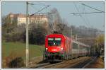 1116 018 mit dem OEC 541 von Salzburg nach Wien West, aufgenommen an der Haltestelle Hofstatt am Anzbach an der Westbahn mit der Burg Neulengbach im Hintergrund, am 11.3.2007