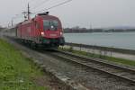 Nicht das beste Wetter um Bahnbilder zu machen - Beim Warten auf einen Sonderzug und bei leichtem Schneefall zieht 1116 263 die Wagen des IC 118, Salzburg - Münster (Westf) am Bregenzer Bodenseeufer entlang (20.02.2016).