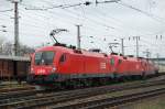 Dreifachtraktion 1116 164 + 1116 091 + 182 017 fahren am 24.03.2007 mit einem Gterzug im leichten Regen in Wels durch.