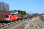 Ein weiterer über die KBS 950 umgeleiteter Güterzug wurde von der 1116.275 gezogen. Bemerkenswert waren die auf den ersten Wagen verladenen Bergungsfahrzeuge des österreichischen Bundesheers (16. März 2013). 