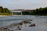 Um genau 19 Uhr 30 kam am 11. Juli 2013 der erwartete sogenannte Mangfalltal-Güterzug über die Großhesseloher Brücke gefahren. Der Zug sorgt häufig für Spannung: Reicht das Licht noch, hat er Ausfall, sind wieder nur Flachwagen hinter der Lok eingereiht? An diesem Tag gab es jedoch nichts auszusetzen.