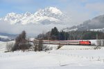 Sieht zwar nicht so aus, ist aber auch eine Art Turnuszug: Der nur am 08. Februar 2014 verkehrende IC 15001 von Wörgl nach Wien Westbahnhof. Der Zug ist ein Verstärker für Reisende, welche die Semesterferien genutzt haben. Die Semesterferien wurden in Österreich 1973 während der ersten Ölkrise unter dem Namen Energieferien eingeführt. Der Grundgedanke war durch eine Woche minimal geheizter Schulhäuser während der kältesten Jahreszeit Heizöl zu sparen. Inzwischen werden diese Ferien häufig für einen Urlaub in den Wintersportgebieten genutzt und dienen somit der Förderung der heimischen Tourismusbranche. In der Folge wurden sie beibehalten und in Semesterferien umbenannt.
 
Zuglok war übrigens 1116.257, bei Fieberbrunn wurde der Zug unter der Kulisse des Wilden Kaisers abgelichtet.