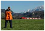 Der Eisenbahnfotograf, der gerade den REX 1511 von Innsbruck nach Salzburg gezogen von einem Taurus der Reihe 1116 kurz vor Kuchl fotografiert. Am Zugschluss befinden sich zwei Kurswagen nach Wien Westbf. (Mit Genehmigung des auf dem Bild befindlichen Fotografen)