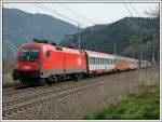 1116 075 mit dem IC 533  Carinthischer Sommer  von Wien nach Villach aufgenommen zwischen Bruck an der Mur und Niklasdorf am 10.4.2007. Dies ist einer von zwei Zgen, bei denen die von den MAV angemieteten Reisezugwaggons zum Einsatz kommen.