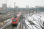 1116 271 hat den Münchener Hauptbahnhof mit einem Fernverkehrszug verlassen.