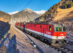 1144 253-2, 1144 048-6 und 1116 191-8 werden als Lokzug, aus dem Land Salzburg kommend, nach Spittal-Millstättersee überstellt.
Aufgenommen am 2.1.2017, nahe des Bahnhofs Mallnitz-Obervellach.