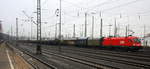 Taurus ÖBB 1116 050 von ÖBB Railtraxx steht in Aachen-West mit einem langen Coilzug aus Antwerpen-Waaslandhaven(B) nach Linz-Voestalpine(A). 
Aufgenommen vom Bahnsteig in Aachen-West. 
Bei Regenwetter am kalten Nachmittag vom 30.1.2017.