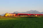 Die OAMTC-Lok 1116 153-8 der ÖBB vor einem Railjet zwischen Bernau und Prien am Chiemsee am 07.08.17 