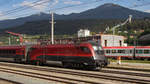 31. Mai 2018, Bahnhof Innsbruck. railjet mit 1116 206-4 verlässt den Bahnhof. Im Hintergrund ist die Skisprungschanze zu sehen.