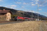 Bei bestem Licht zieht 1116 227 den rj797 'Hochkönig' (Klagenfurt - Wien Flughafen) über die Drautalbahn und fährt hier gerade durch den Bhf. Rothenthurn.
23.2.2020