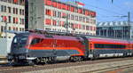 Auch der österreichische Railjet fährt wenn ich das richtig mitbekommen habe wohl sogar stündlich den Münchener Hbf. an, hier mit  ÖBB - Österreichische Bundesbahnen [A]  1116 201 
[NVR-Nummer: 91 81 1116 201-5 A-ÖBB] und der Railjet Wagengarnitur mit Steuerwagen am 11.08.20 Bf. München Heimeranplatz.