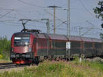 1116 211 schiebt einen ÖBB Nightjet, so gesehen Mitte August 2020 in der Nähe von Strass.