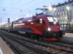 In der Abenddmmerung des 16.12.2008 wartete der neueste Railjet 1116 218-7  Spirit of Zurich  vor einer Doppelgarnitur auf die Abfahrt nach Mnchen. In der Mitte des beraus langen Zuges befand sich noch eine zweite Lokomotive, nmlich 1116 205-4  Spirit of Europe .