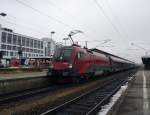 Achtung Bahnsteig 6 Zug fhrt durch, es handelt sich hierbei um RJ 262, 1116 214 in Mnchen Ost, am 06.02.2010