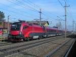 1116 223 rast um die Mittagszeit mit seiner Railjet-Garnitur durch den Bahnhof Marchtrenk;110303