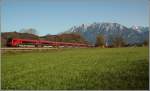 Railjet von Wien Westbahnhof mit Steuerwagen vorraus. Im Hintergrund ist sowohl der Wilde Kaiser als auch das Kloster Reiach zu sehen. (09.04.2011, Niederaudorf)