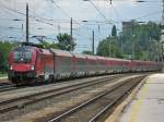 RJ 160 mit Garnitur 12 und einer weiteren bei der Durchfahrt in Brixlegg Richtung Zrich am 5.7.2011.

Lg