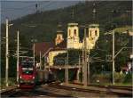 Mit der Wiltener Basilika im Hintergrund, fhrt Railjet 568, kurz vor der Durchfahrt im Innsbrucker Westbahnhof, Richtung Bregenz.