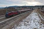 1116 215 verschwindet soeben mit ihrem Railjet im gut 13 Km langen Wienerwaldtunnel. Chorherrn, am 12.01.2013.